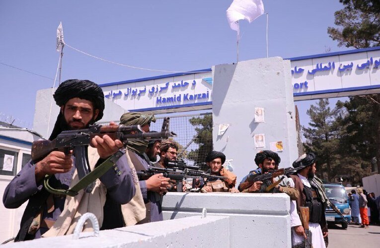 アフガニスタンの首都カブールにあるハミドカルザイ国際空港周辺で検問を敷くタリバン（2021年9月2日撮影）　©Getty Images