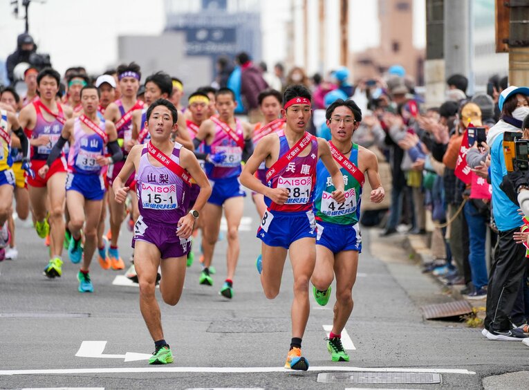 昨年の全国男子駅伝1区。今大会で区間賞だった川原は長嶋（兵庫／現旭化成）らに次いで3位　©︎Satoshi Wada