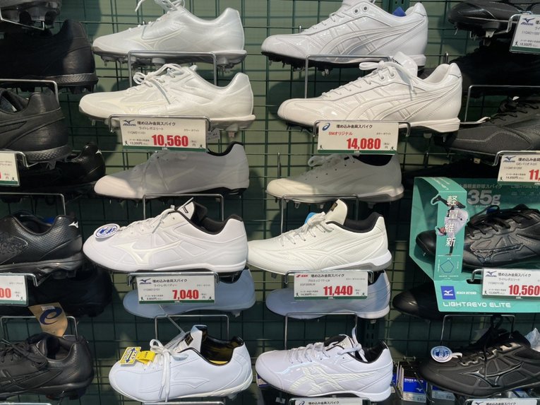 「完全に定着した」という白スパイク。今大会は49校中41校が白スパイクだった