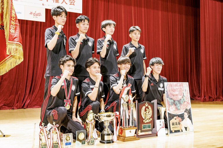 第56回全日本大学駅伝、表彰式での國學院大チーム　©Kiichi Matsumoto