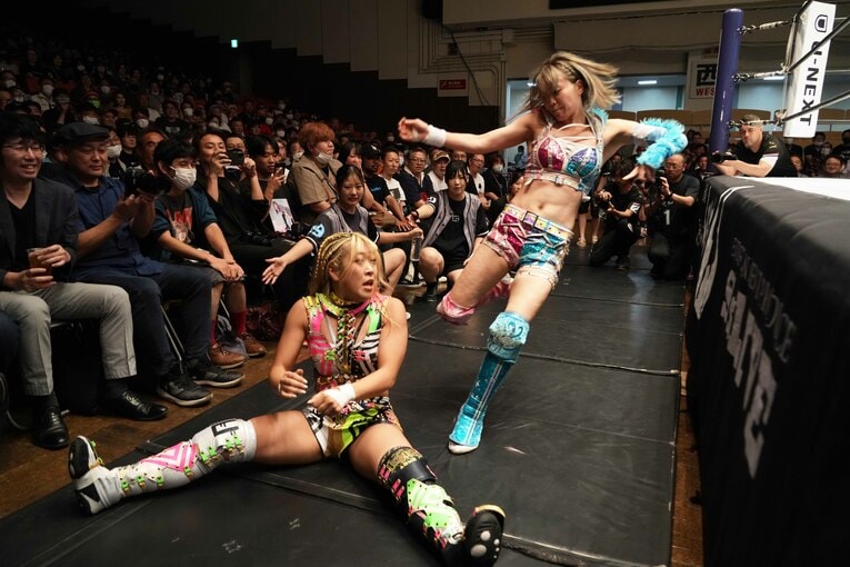 10月1日、後楽園ホール。AZMに場外で強烈なキックを見舞う岩谷麻優　©Essei Hara