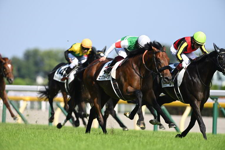 ダービーは6着（オレンジ色の帽子、馬番は14番）。1着を争ったエフフォーリア、シャフリヤールの2頭に突き放された形でのゴールとなった　©Keiji Ishikawa