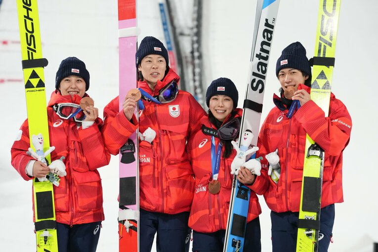 ミラノ五輪ジャンプ混合団体で銅メダルを獲得した日本チーム　©Tsutomu Kishimoto／JMPA