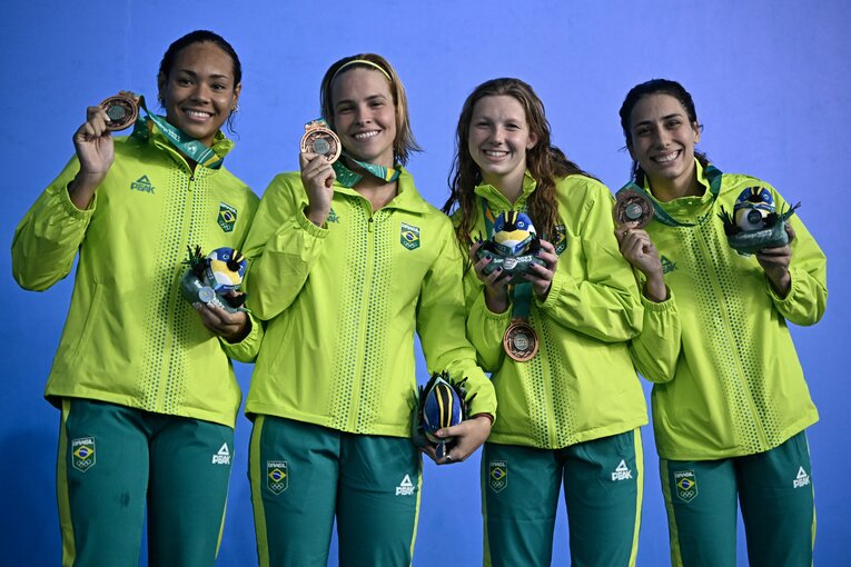 規律違反で追放処分を受けた競泳女子ブラジル代表のアナカロリナ・ビエイラ（右）　©Getty Images