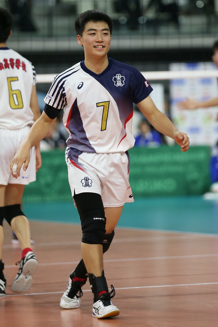 東山高のセッター・中島健斗の存在が高橋藍にとって大きかったという　©︎AFLO