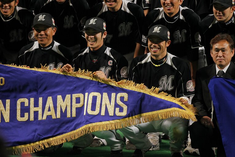 西村徳文監督、西岡剛、今江敏晃（2010年日本シリーズ）©︎Tamon Matsuzono