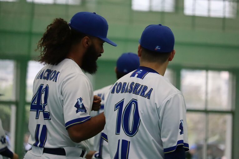 ジャクソンと戸柱 ©Kou Hiroo