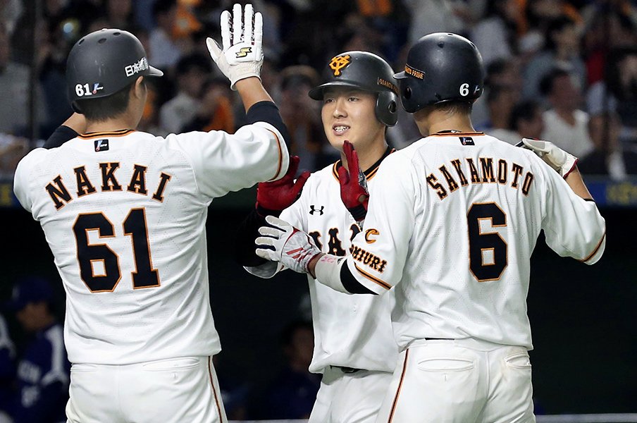 「2番・大谷翔平」はチームの柱の証。では巨人「3番・岡本和真」の意味は?<Number Web> photograph by Kyodo News