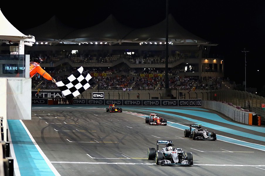 F1最終戦で勃発したハミルトン造反。チームの戦略介入、やりすぎの域?<Number Web> photograph by Getty Images