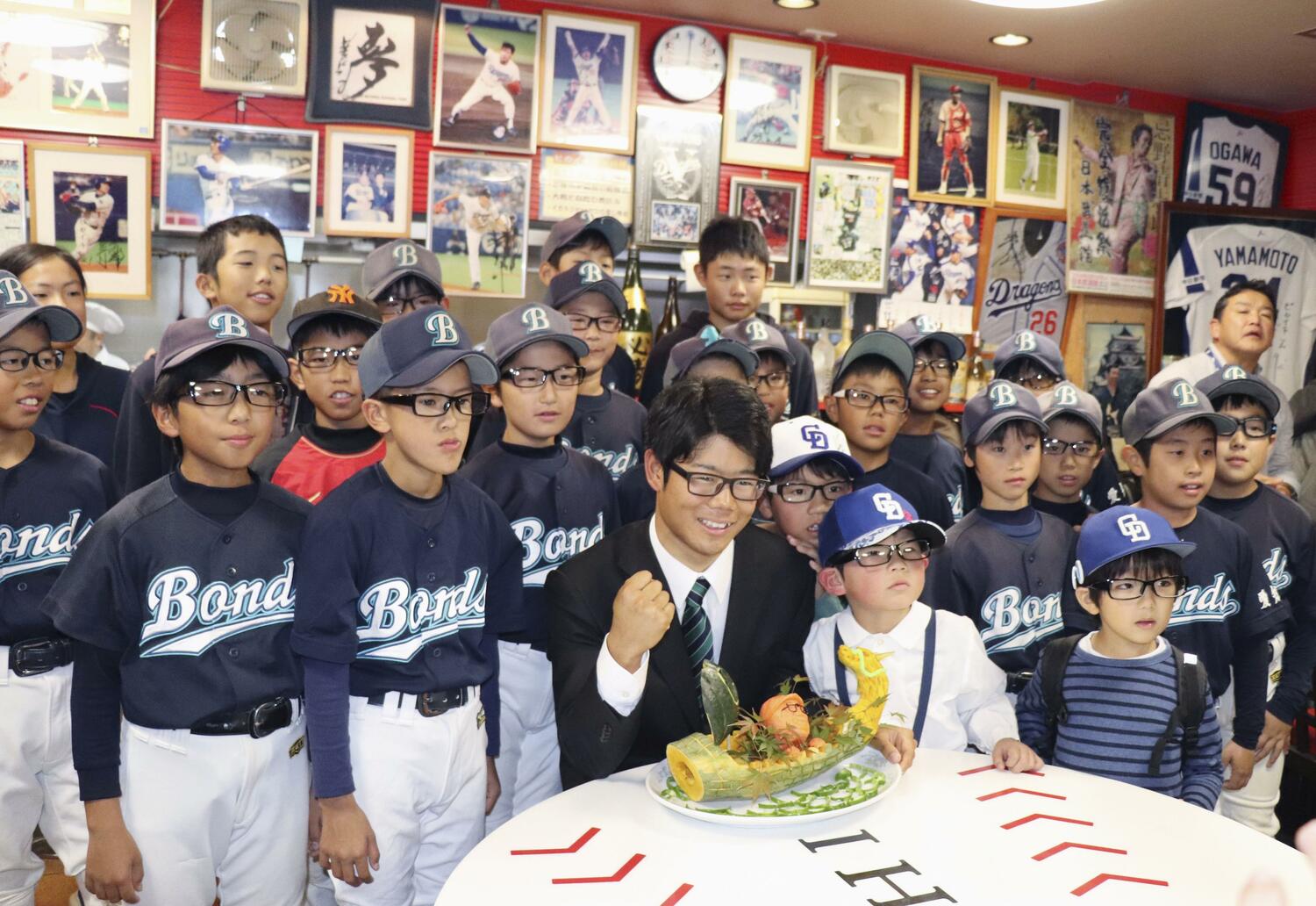 「ピカイチ」での入団交渉後。小学生と記念撮影する松田亘哲（名古屋大）　©KYODO