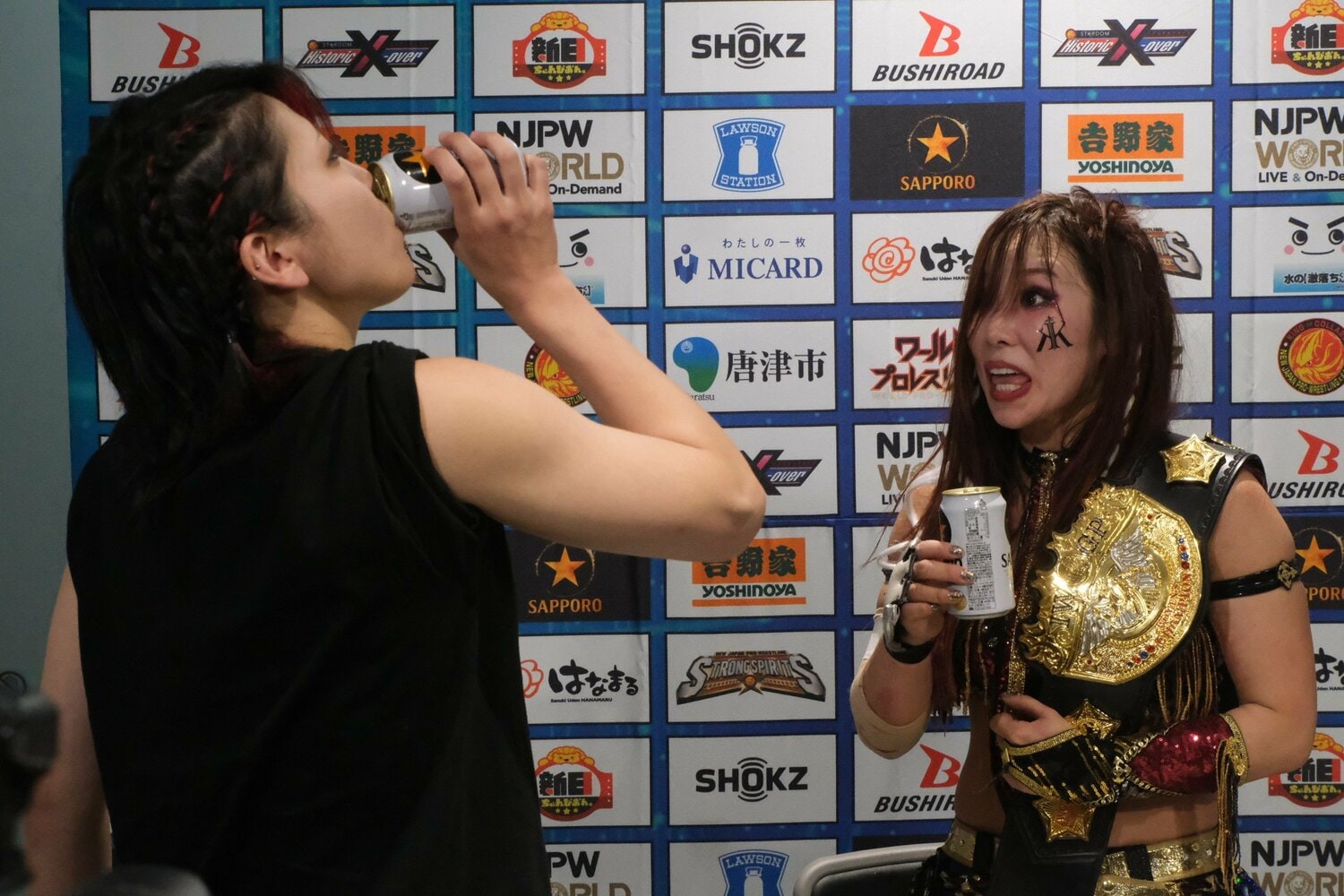 IWGP戦後のインタビュースペースで対戦表明した林下は祝勝用のビールを一気に飲み干す。KAIRIの表情にも注目　©Norihiro Hashimoto