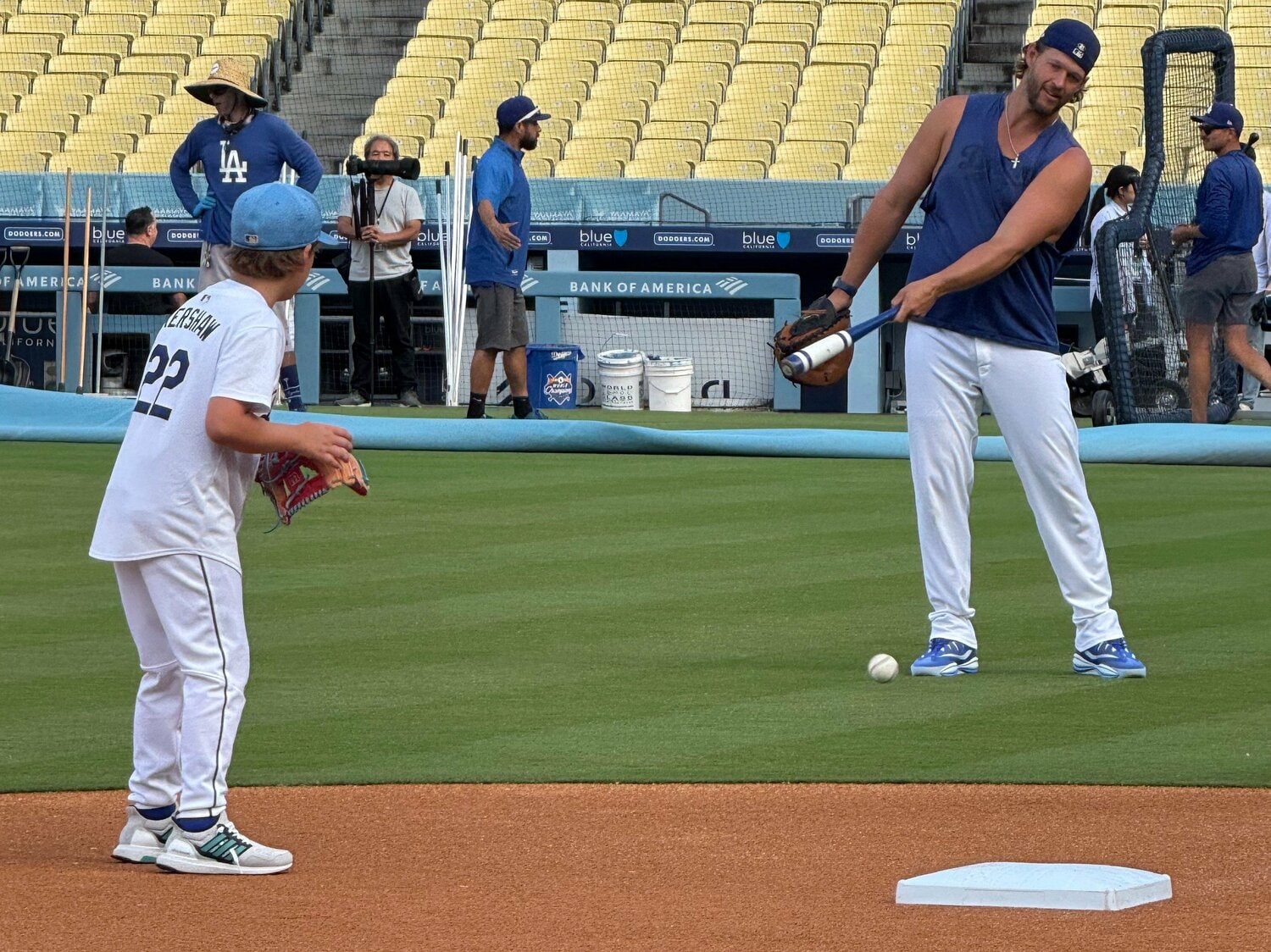 引退会見前、愛息と練習を共にするカーショー　©Naoyuki Yanagihara