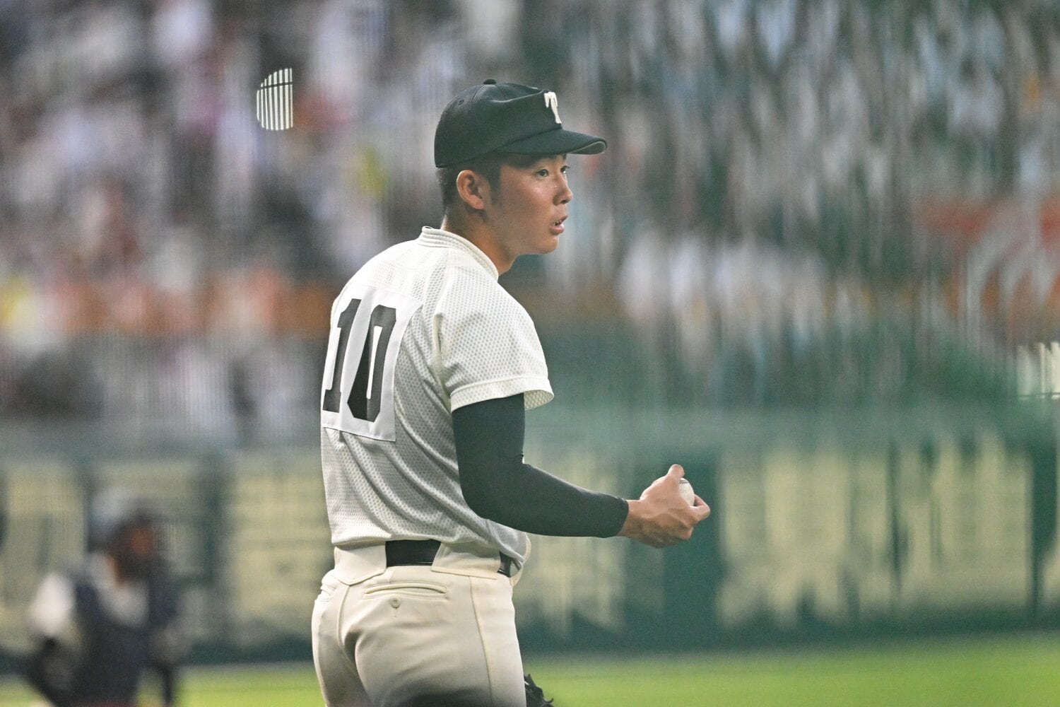 藤浪晋太郎や根尾昂と同じ成績上位クラスで勉強も優秀だった別所。背番号10番は大学で「ミラクルの検証」を研究テーマにする　©Nanae Suzuki