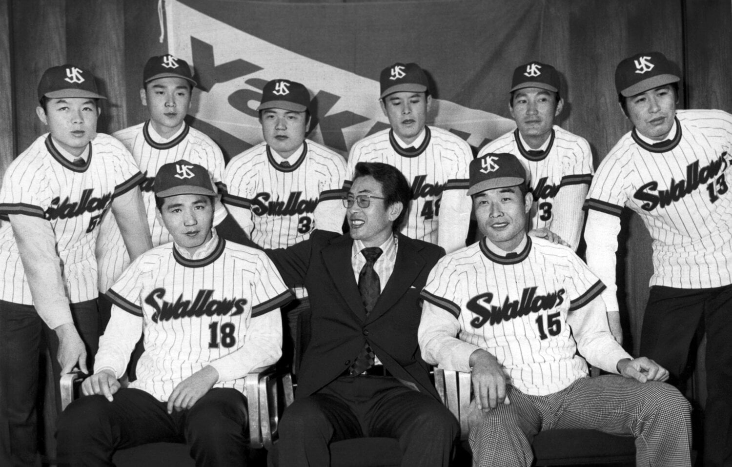 1976年12月のヤクルト入団会見。下段中央に広岡達朗監督、伊勢孝夫は後列右から2人目　©Sankei Shimbun