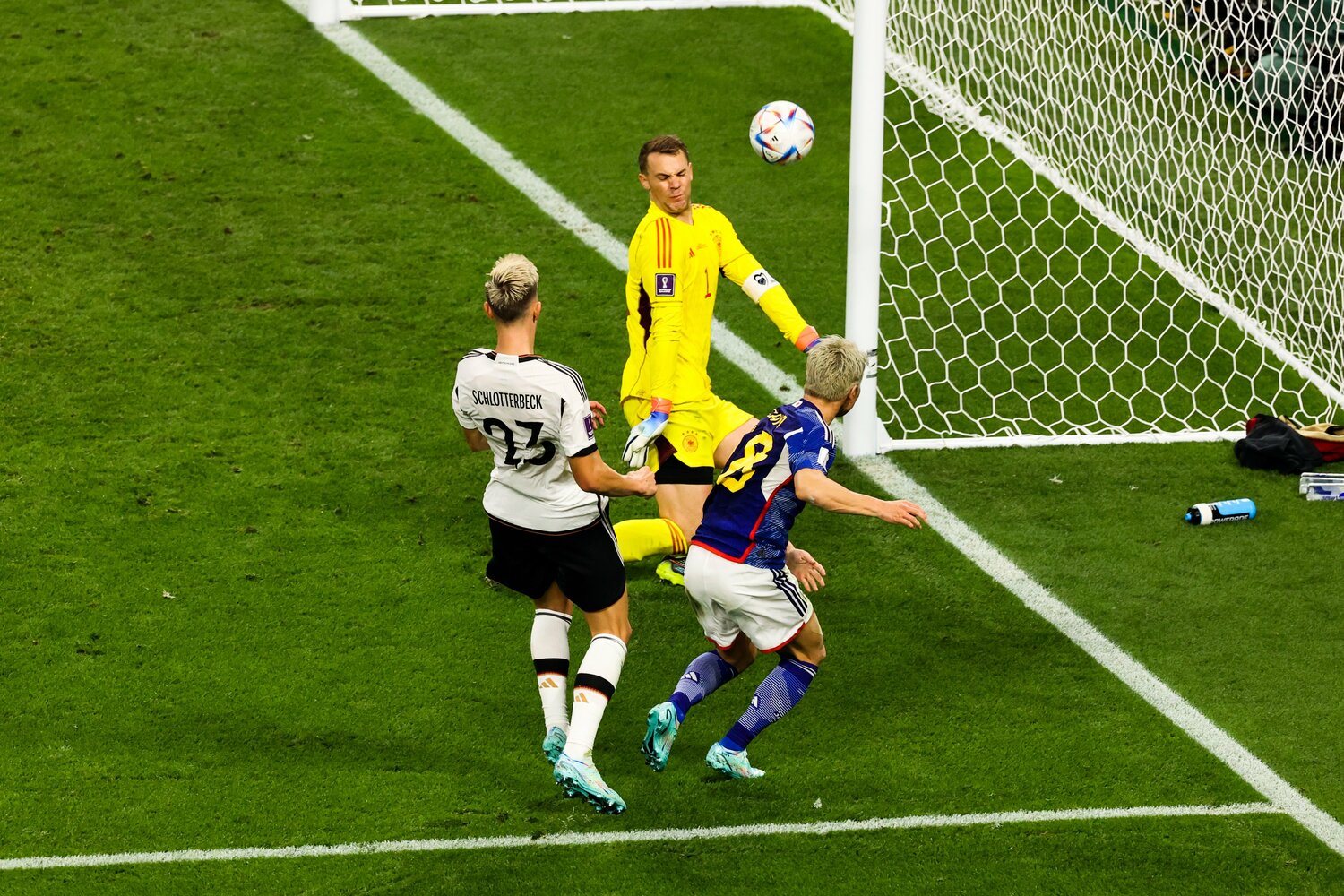 ドイツ戦でマヌエル・ノイアーからゴールを奪った浅野拓磨　©Getty Images