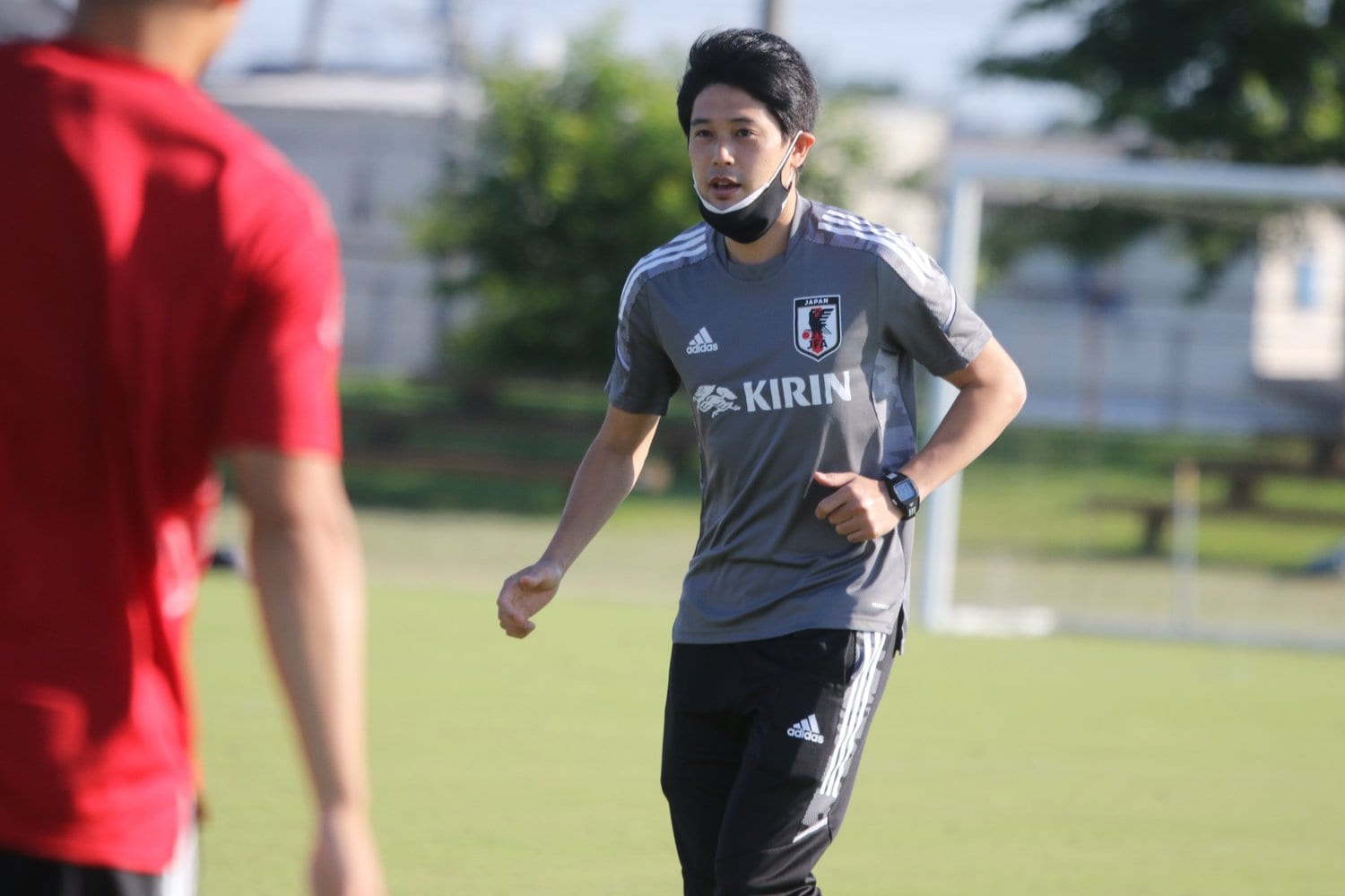 ロールモデルコーチとして育成世代の代表チームに同行する内田篤人氏 ©Takahito Ando