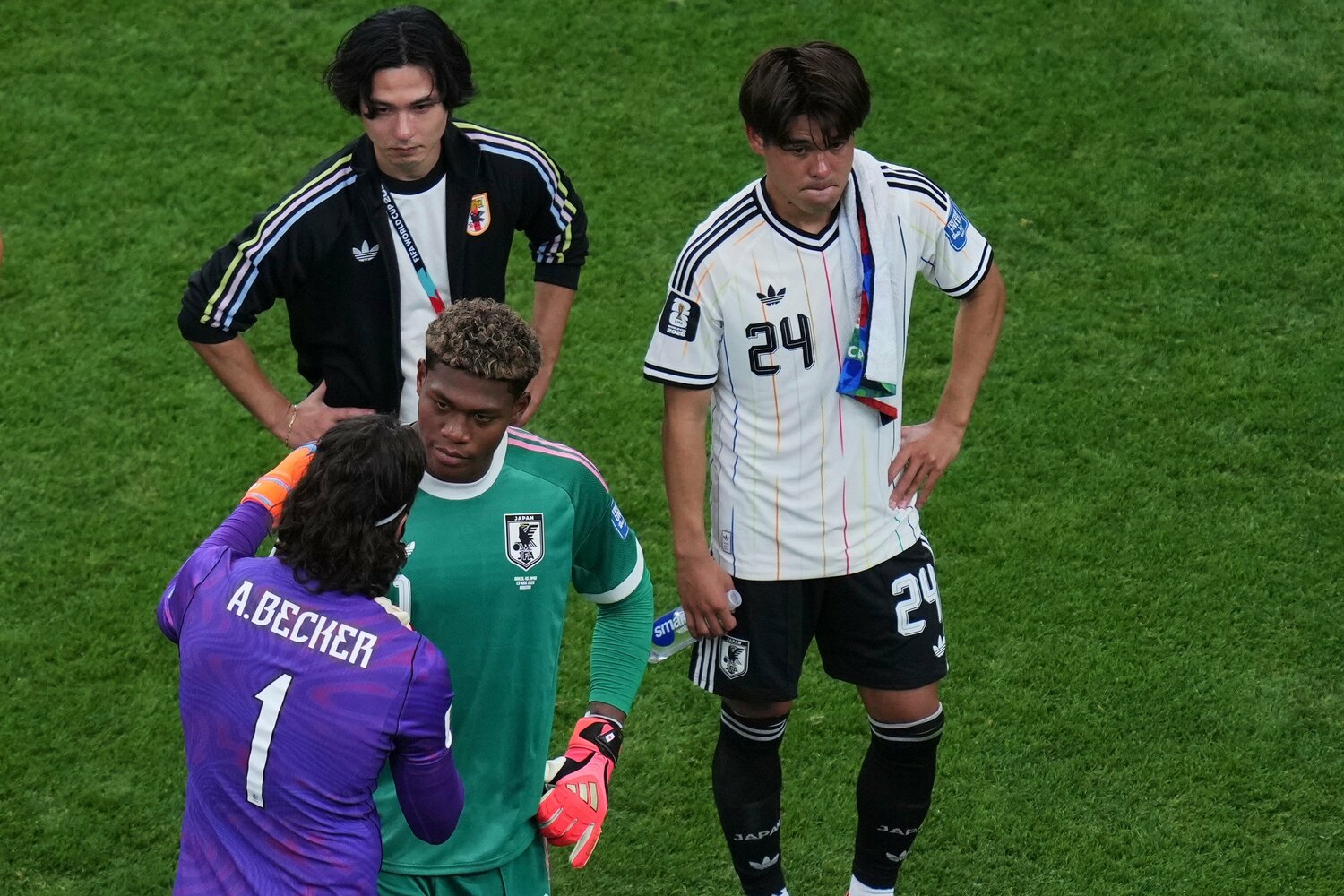 試合後、彩艶にエールを送るアリソン(W杯、日本代表の決定的瞬間は続きます) ©AP/AFLO