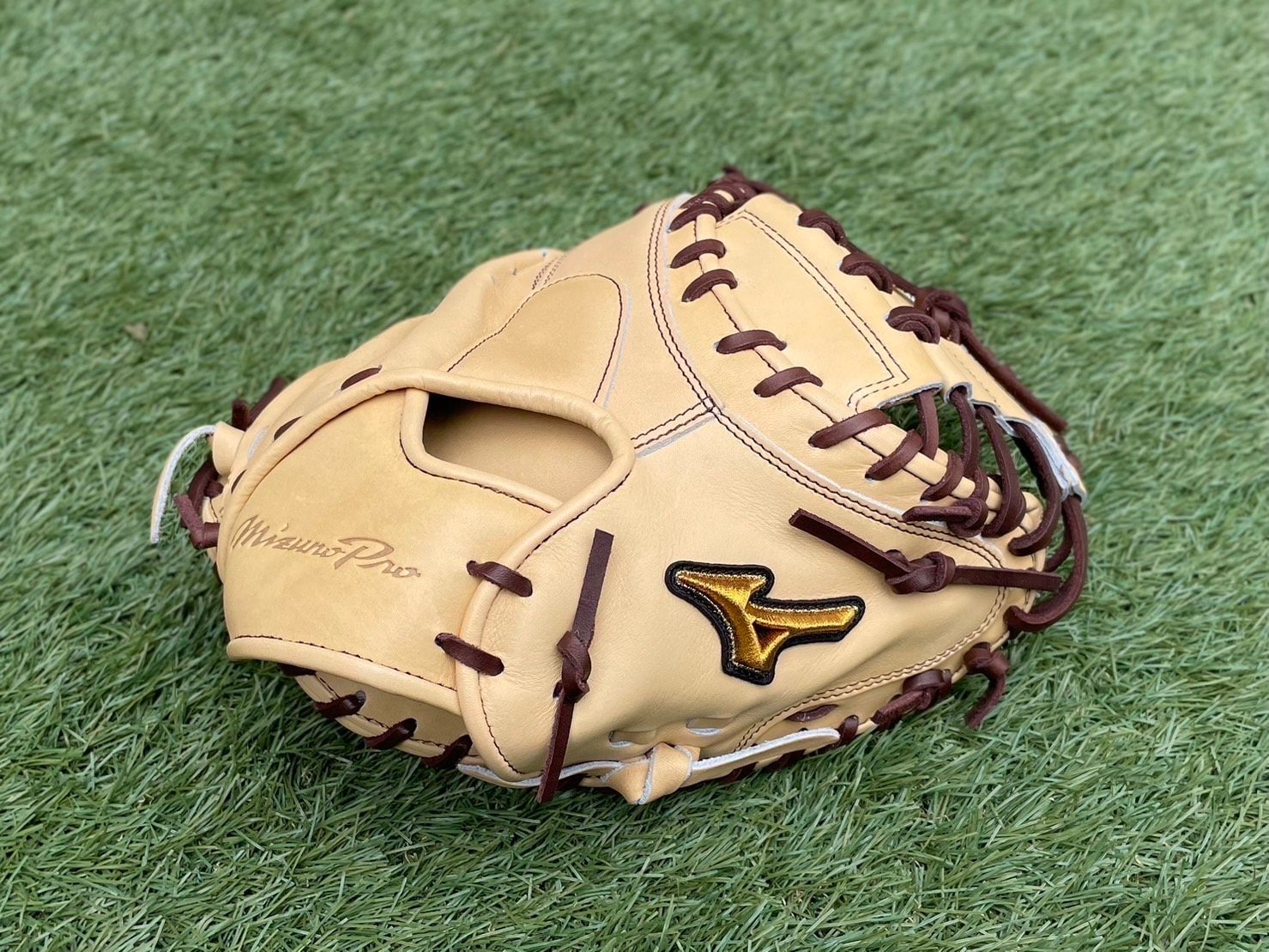 ミズノのキャッチャーミット。特にこのベージュ色は人気で「ずっと欠品状態」だという