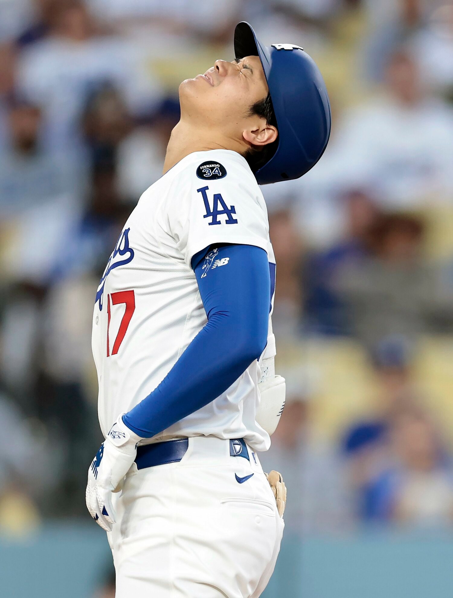 パドレス戦で右太ももに死球を受け、痛がる大谷 ©Getty Images