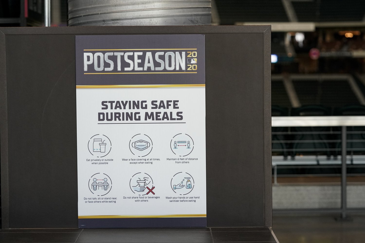 昨年10月、MLBの試合会場にあった感染対策を促す看板