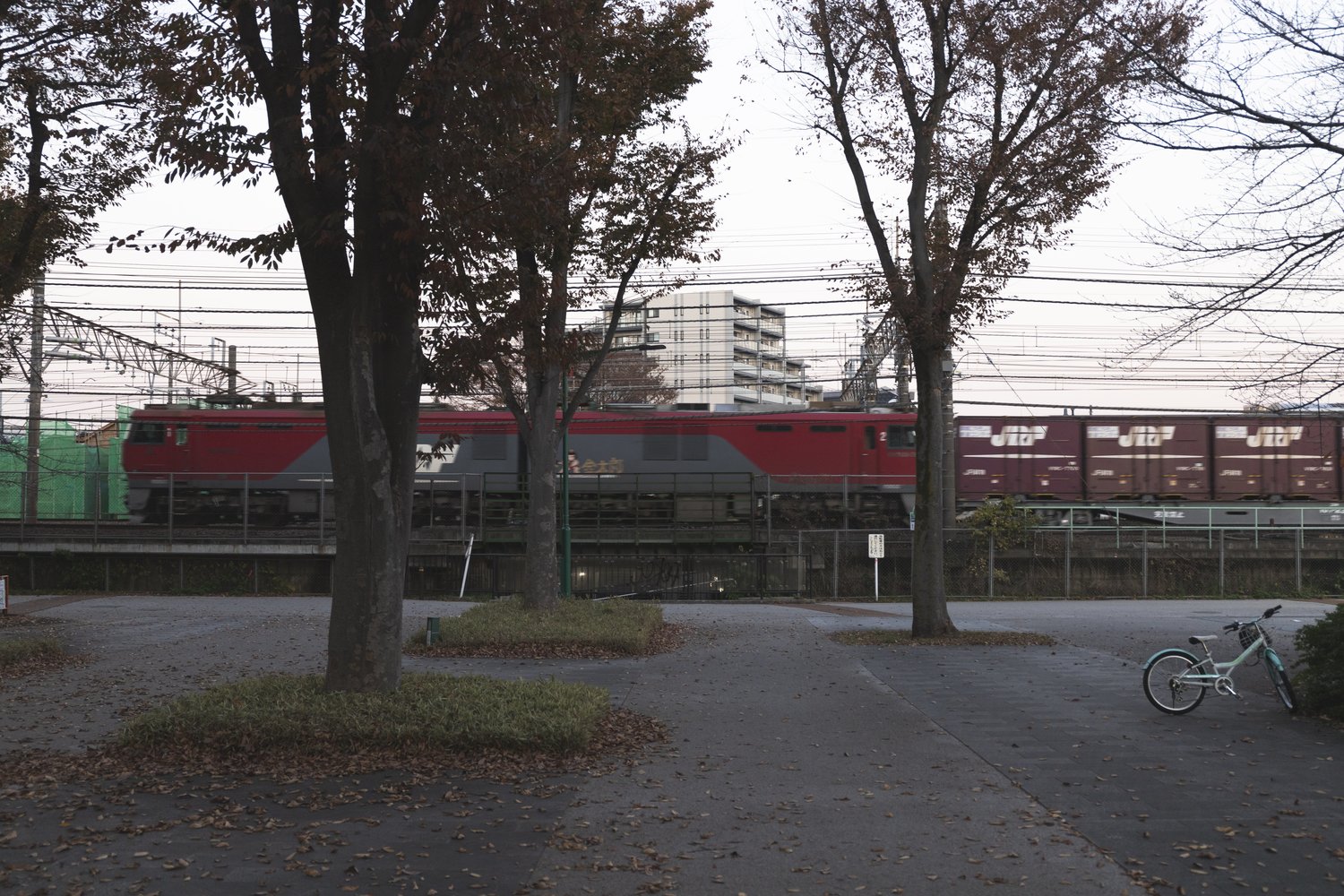 “幻の競馬場駅”旧東京競馬場前駅跡地からJRの線路をみる