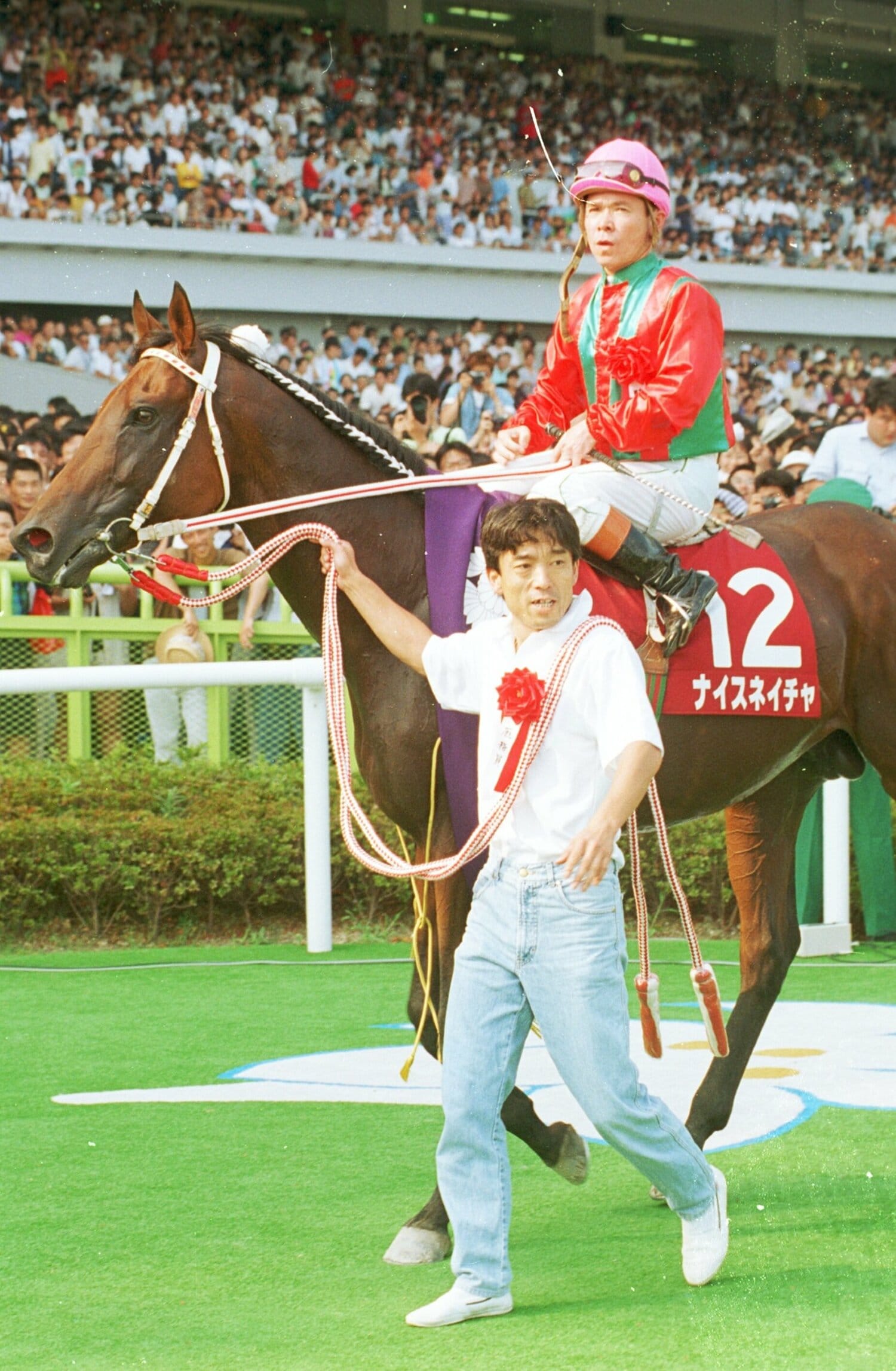 1994年の高松宮杯を制したナイスネイチャ。約2年半ぶりの勝利に馬場秀輝厩務員も笑顔を見せた　©Sankei Shimbun