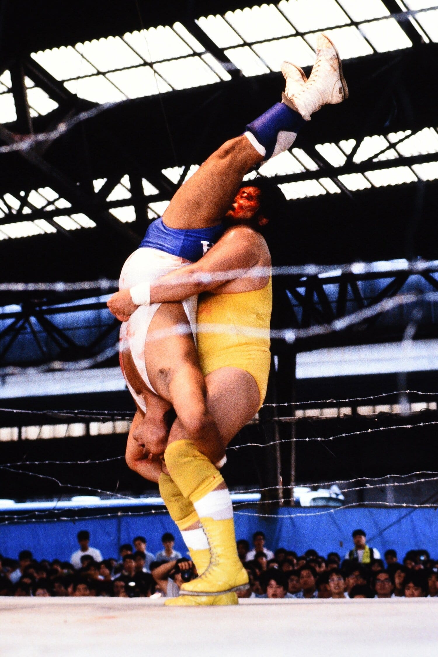 大仁田にパイルドライバーを見舞う後藤(クリックすると「この記事の写真」に飛びます。流血等の過激な写真を含みますのでご注意ください)