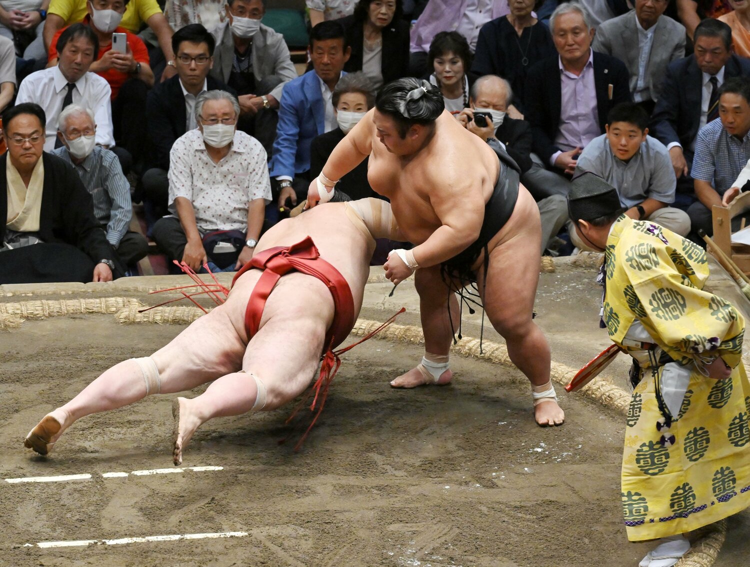 優勝決定戦。貴景勝は立ち合いで変化し、熱海富士をはたき込みで下した【1枚目／全2枚】　©JIJI PRESS