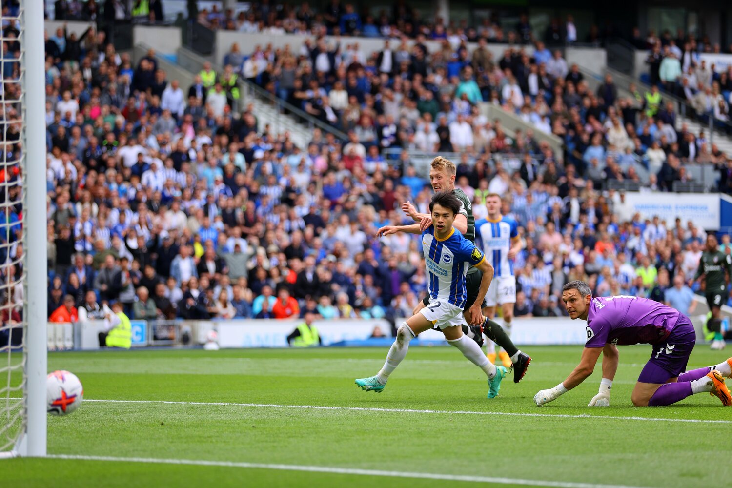 前半21分、相手GKマッカーシーのパスミスを奪ってシュート。決定的な場面だったが、ボールは左ポストに当たってしまう　©Getty Images