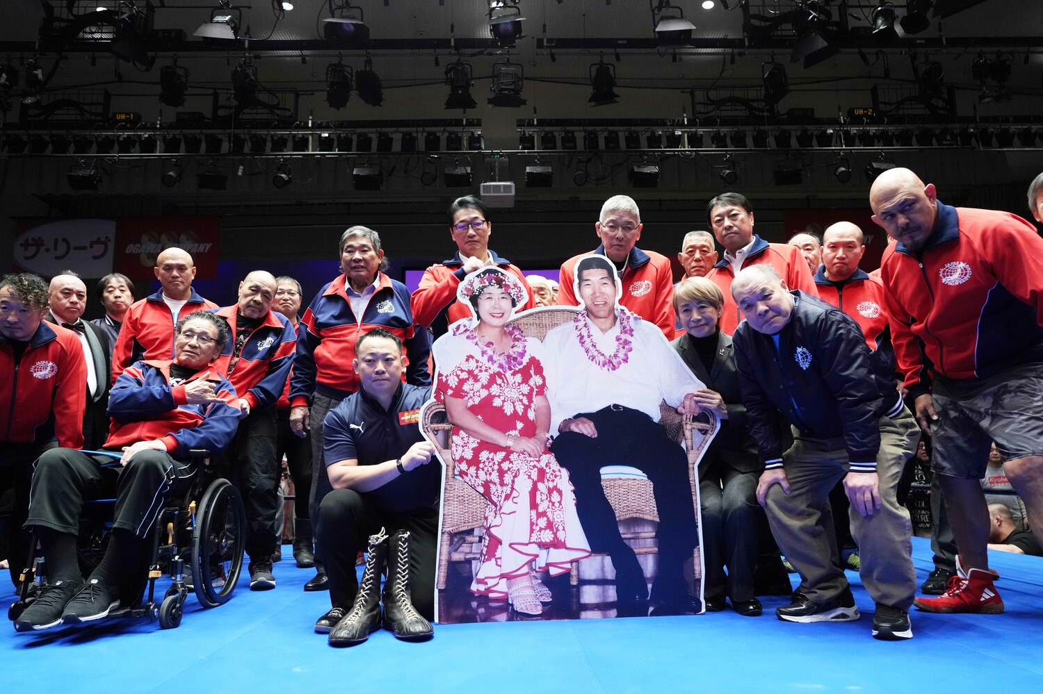 馬場夫妻のパネルと記念写真に収まる全日本プロレスのOBたち。1月31日、後楽園ホール　©Essei Hara