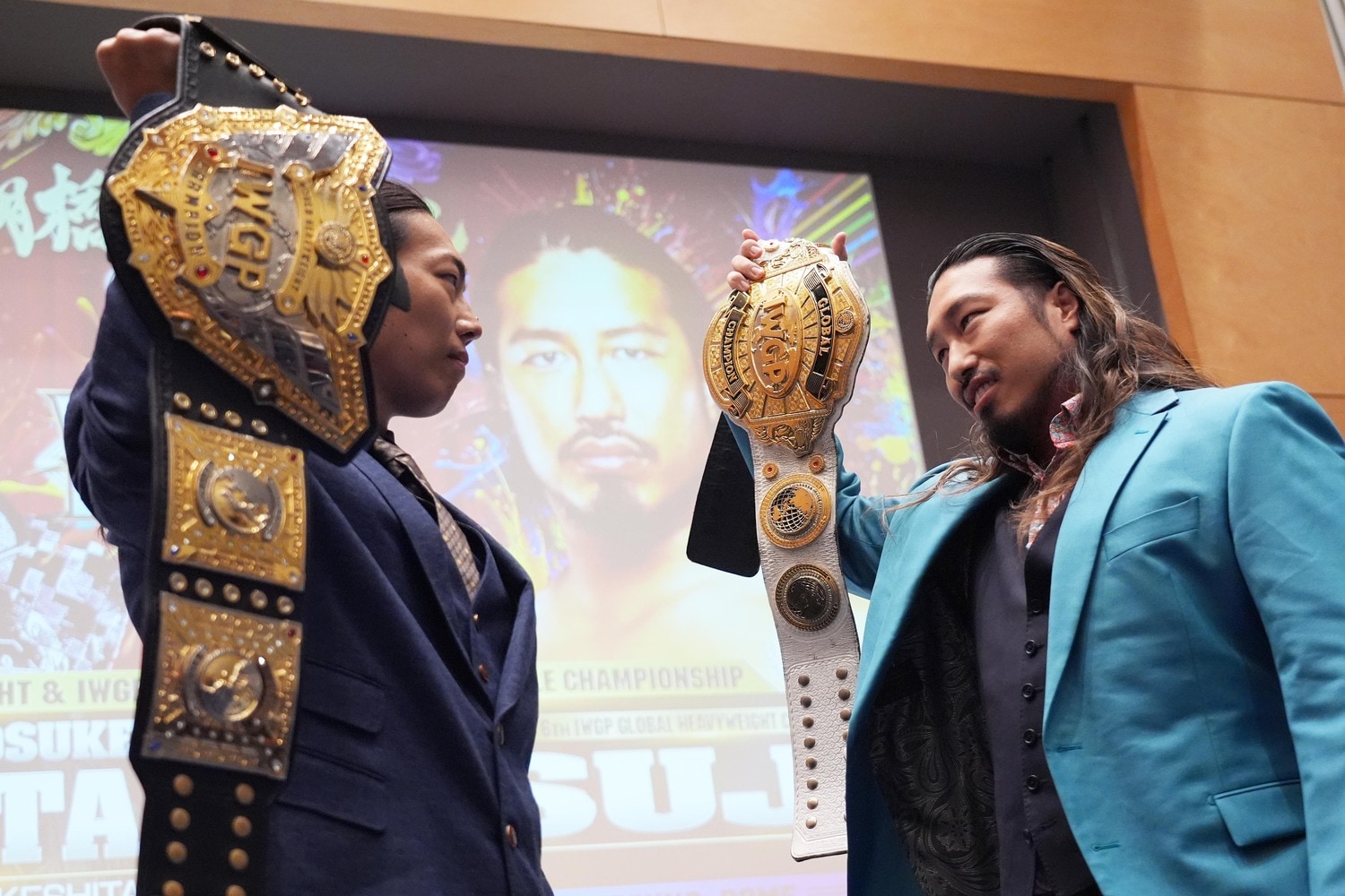 1月4日、東京ドームでのダブルタイトル戦が決まったIWGP世界ヘビー級王者の竹下幸之助とIWGP GLOBALヘビー級王者の辻陽太。11月4日、テレビ朝日　©Essei Hara