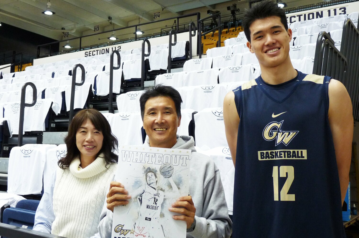 2015年11月、当時大学生だった渡邊雄太の応援に駆けつけた父・英幸さんと母・久美さん（筆者撮影）