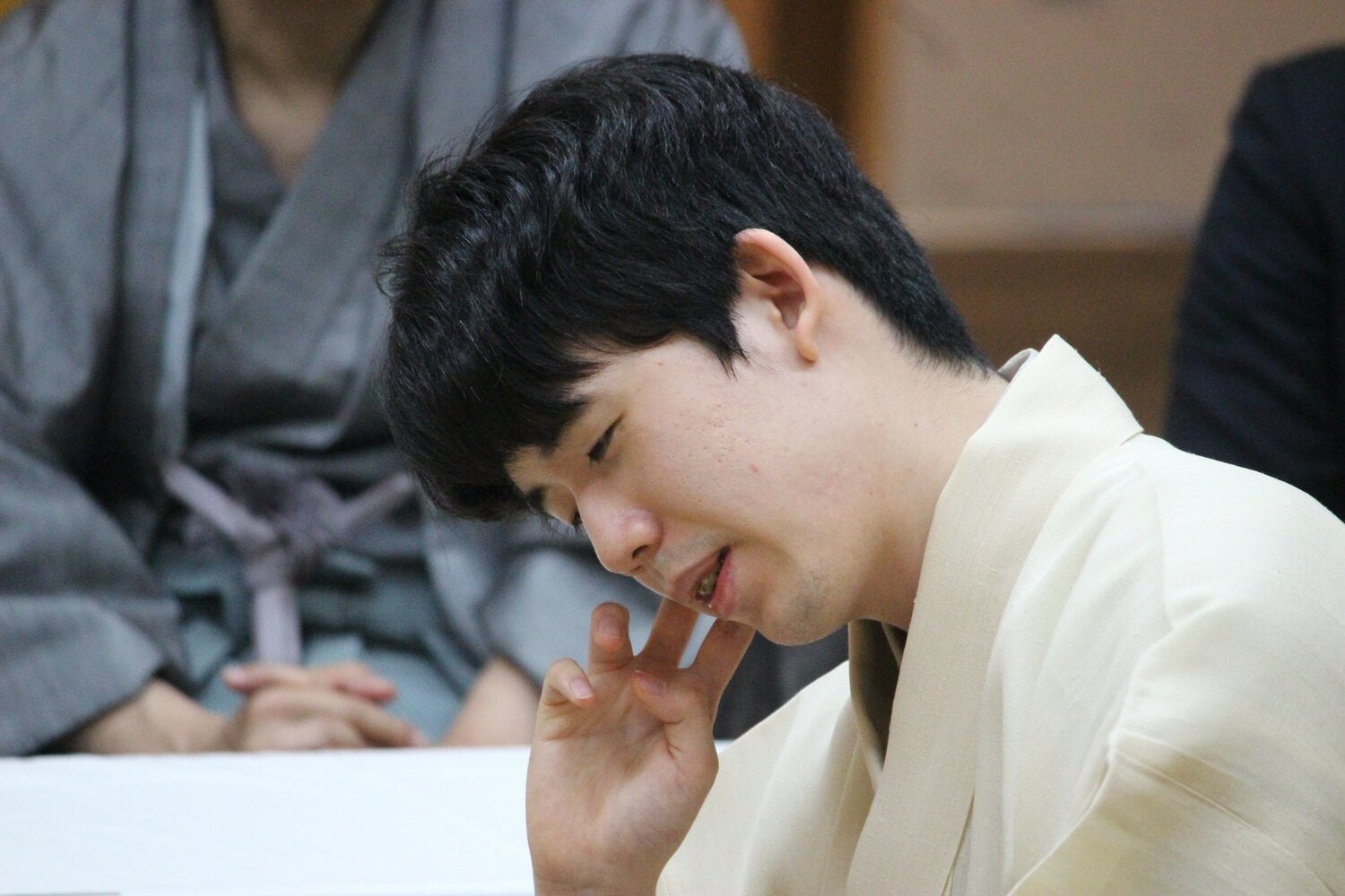 先手番ながら千日手に誘導される形になった藤井聡太王位　©Number Web