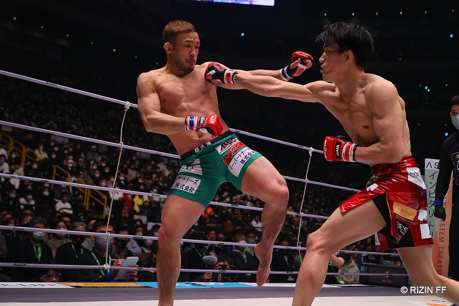 決勝でも右のパンチを出す場面があった朝倉。「壊れてもいい」という覚悟だった　©RIZIN FF