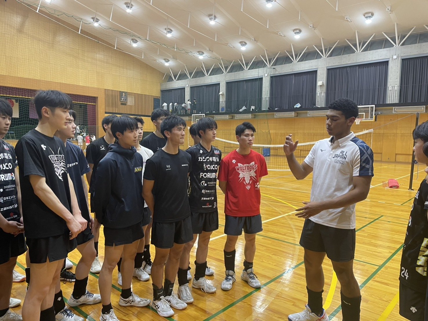 ミーティングで意見を述べる山崎（右、筆者撮影）