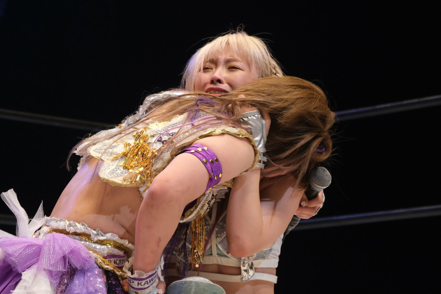 DDMからコズエンへの移籍を決めたなつぽいを、たむは抱きしめた　©Norihiro Hashimoto