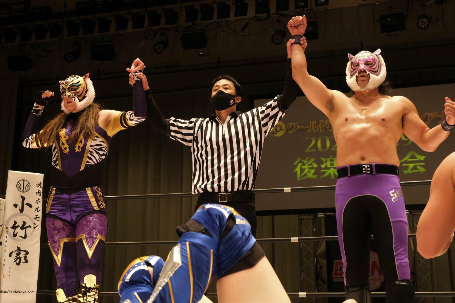 タイガータッグが勝ち名乗り