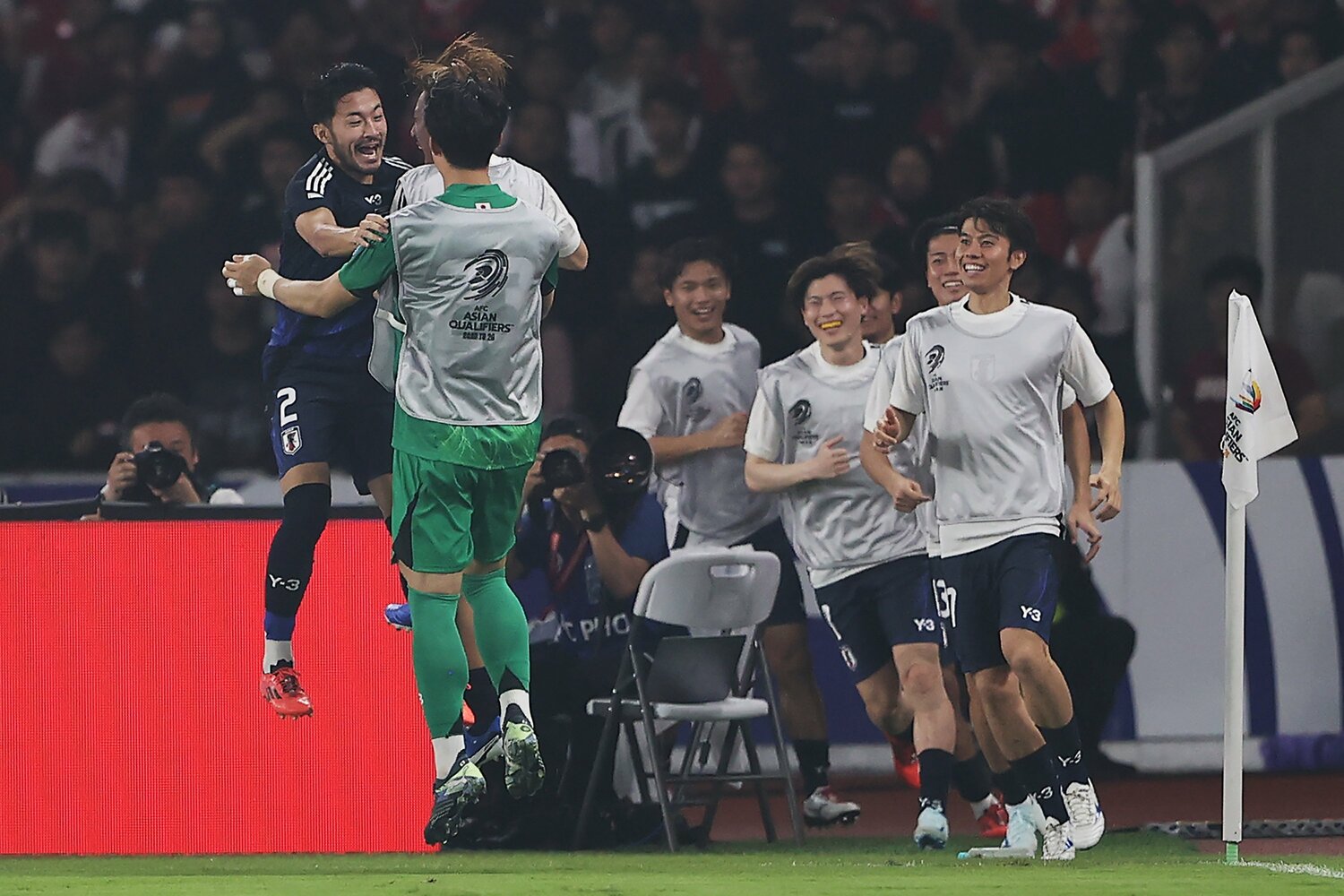 谷、瀬古と大喜びする菅原　©Getty Images