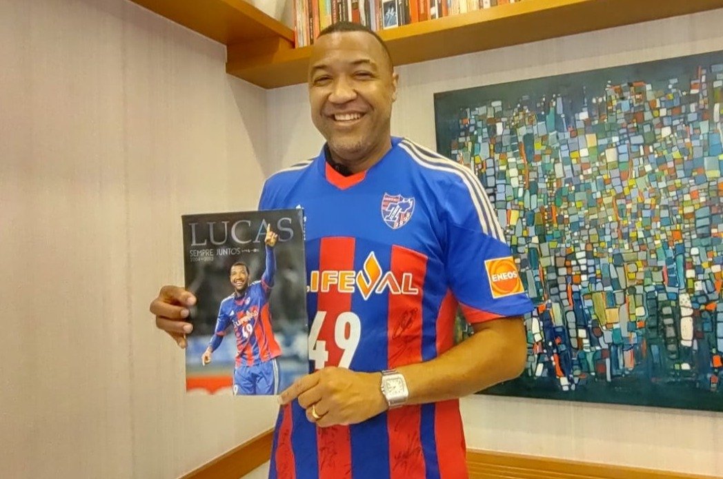 FC東京時代のユニフォームを着て笑顔のルーカス　©Hiroaki Sawada