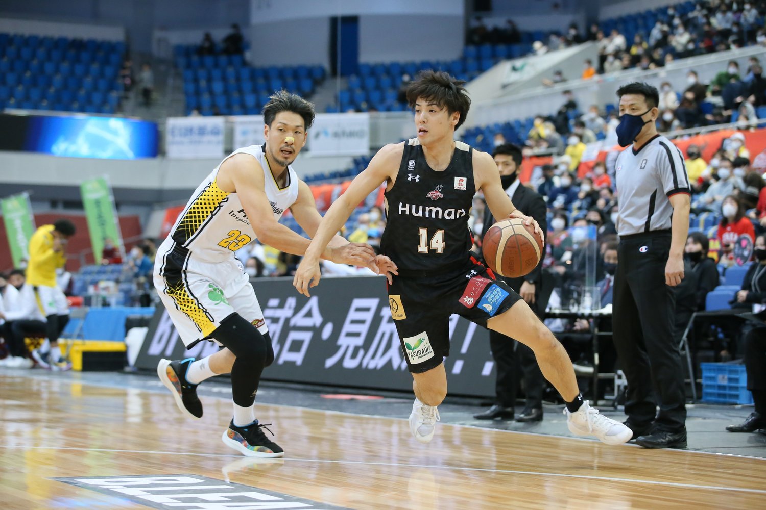 打つかと思えば切り込み、ミドルも放つ。シックスマンとしてゲームの流れを確実に変える力だ　©B.LEAGUE