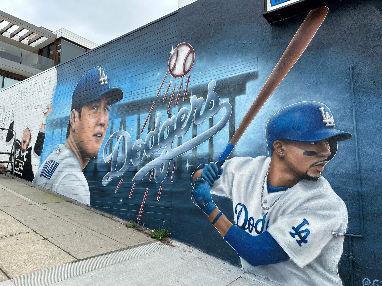 ハーモッサビーチにも壁画が登場　©Koji Sasada