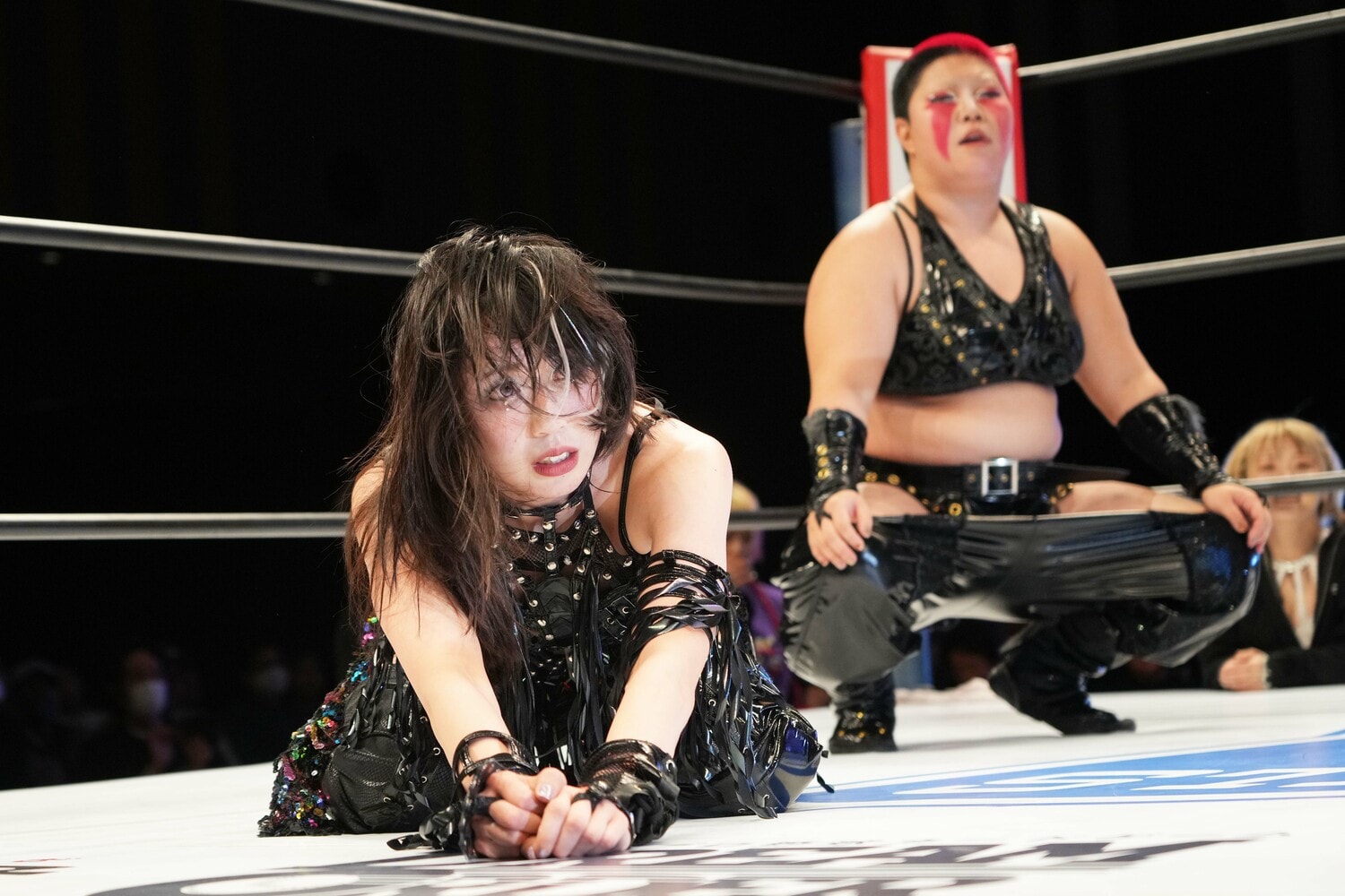 中野たむ、玖麗さやか組に敗れ、愕然とした表情を浮かべる上谷沙弥　©Essei Hara