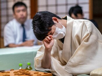 「藤井聡太の殺気が漂っていた」豊島将之に6連敗…”人生最大の逆転負け”の夜、藤井が新幹線ホームで師匠・杉本昌隆に聞いたこと＜Number Web＞ photograph by Takuya Sugiyama