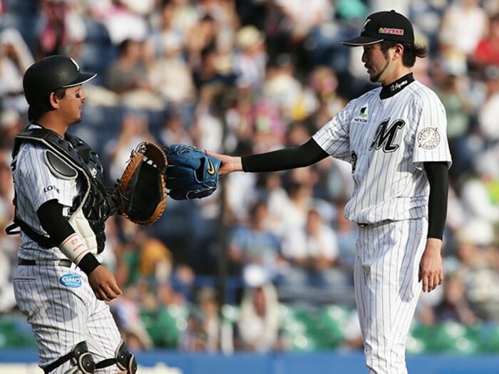 涌井秀章の横に石川歩がいる……。後半戦ロッテは2人のエースで逆襲へ。<Number Web> photograph by NIKKAN SPORTS