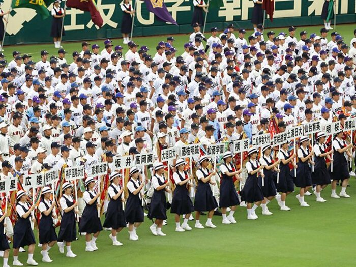 尼崎4時36分発の始発で甲子園へ。この球場が幸せな場所である理由。<Number Web> photograph by Kyodo News