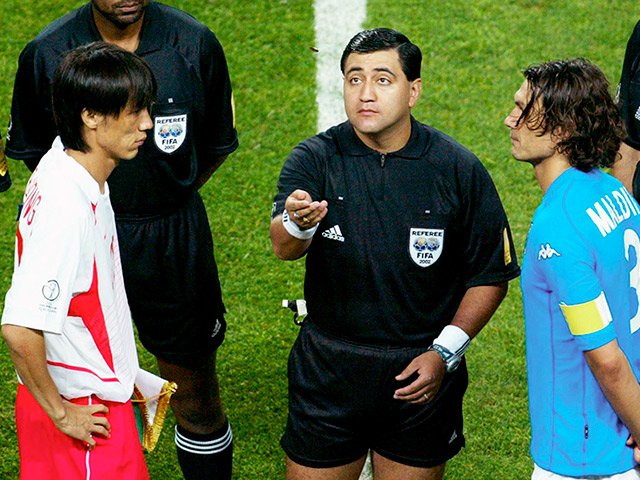 W杯史に残る誤審劇〉韓国vsイタリアから20年…「レフェリー人生最高の試合の1つ」忌み嫌われた審判モレノが認めない“2つのミス” - セリエA -  Number Web - ナンバー