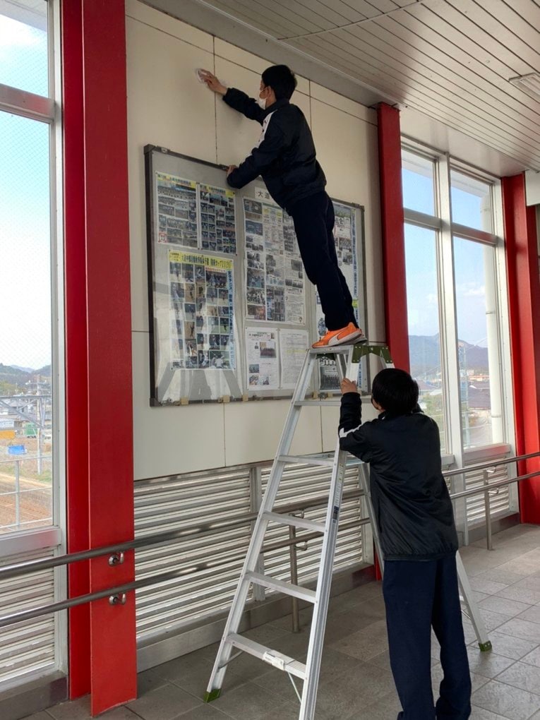 活動を広めるために校内の各所に新聞を貼る　©︎Takagawa Gakuen