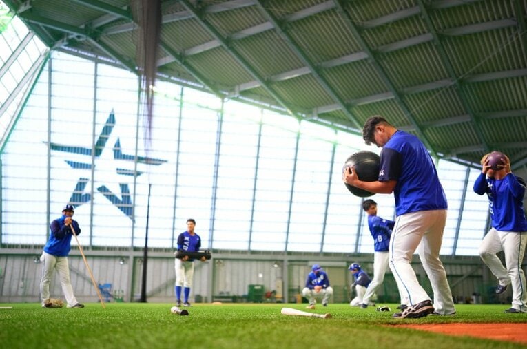 2019年に完成した「DOCK OF BAYSTARS YOKOSUKA」の室内練習場で基礎トレーニングに励む選手たち ／ photograph by YDB