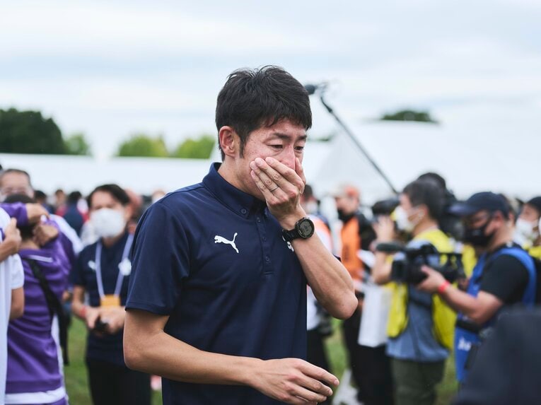 感情があふれる立教大の上野監督　©Yuki Suenaga