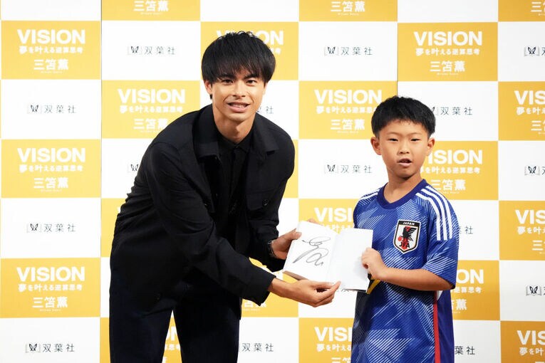 日本国内でイベントをこなすなどオフも精力的な三笘　©Getty Images